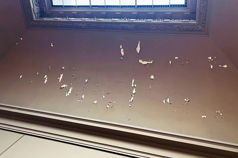 羅浮宮內的展館受損情況不斷擴大，下大雨時甚至出現漏水。