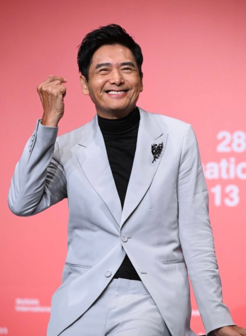 發哥目前仍手持至少7項物業及地皮，總市值超過10億元。