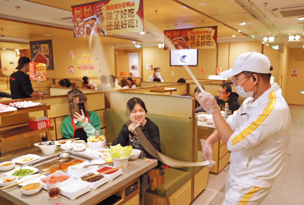 海底撈是遇見小麵的基石投資者之一，其股價亦因預製菜風波而受壓。