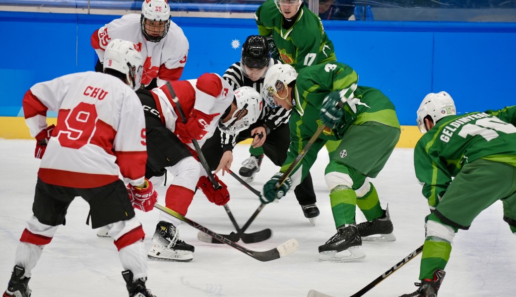 男子冰球C組中國香港隊與土庫曼隊的比賽結束後爆發激烈衝突。