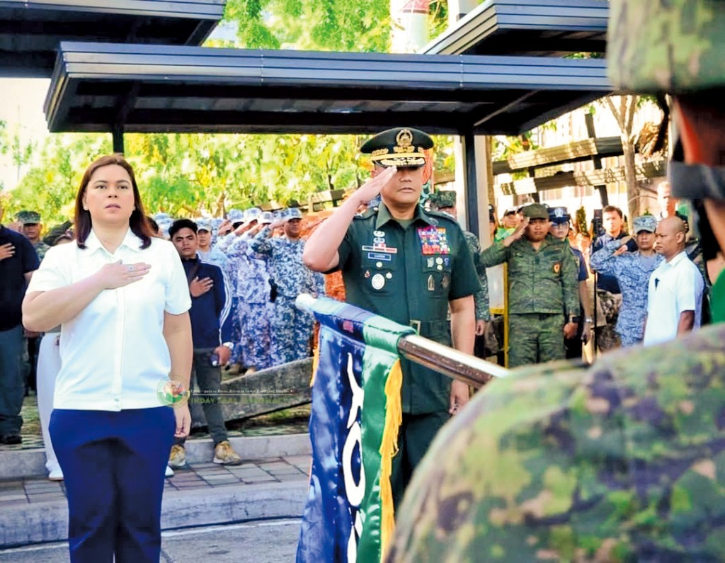 莎拉在家鄉達沃市出席殉職軍人紀念活動，目的是拉攏軍方壯大勢力。