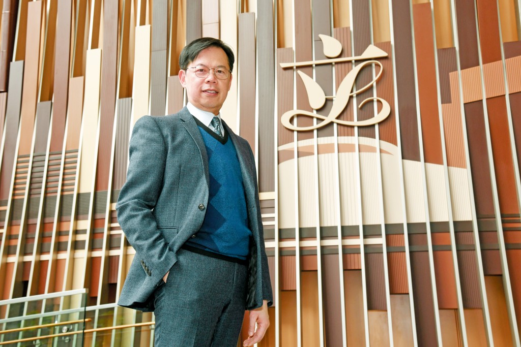 二十七名當選人身兼港區全國人大政協,包括成功連任金融界議員的陳振英。 二十七名當選人身兼港區全國人大政協,包括成功連任金融界議員的陳振英。