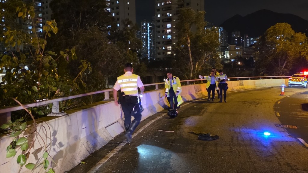 警員在橋面蒐證。