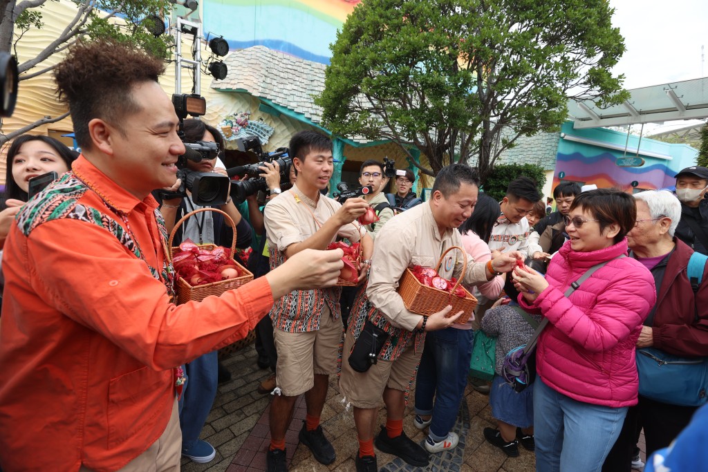 海洋公園向入場人士派發紅雞蛋及豬腳薑醋。  ​