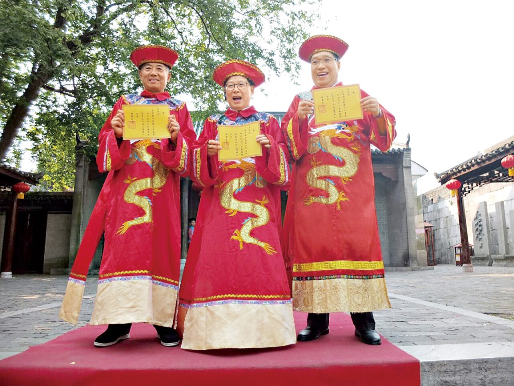 馬豪輝（右）以港區全國人大代表身份到內地視察，一四年曾到桂林靖江王府體驗清朝赴考的經歷，結果與張明敏（中）及張鐵夫齊齊成為狀元。