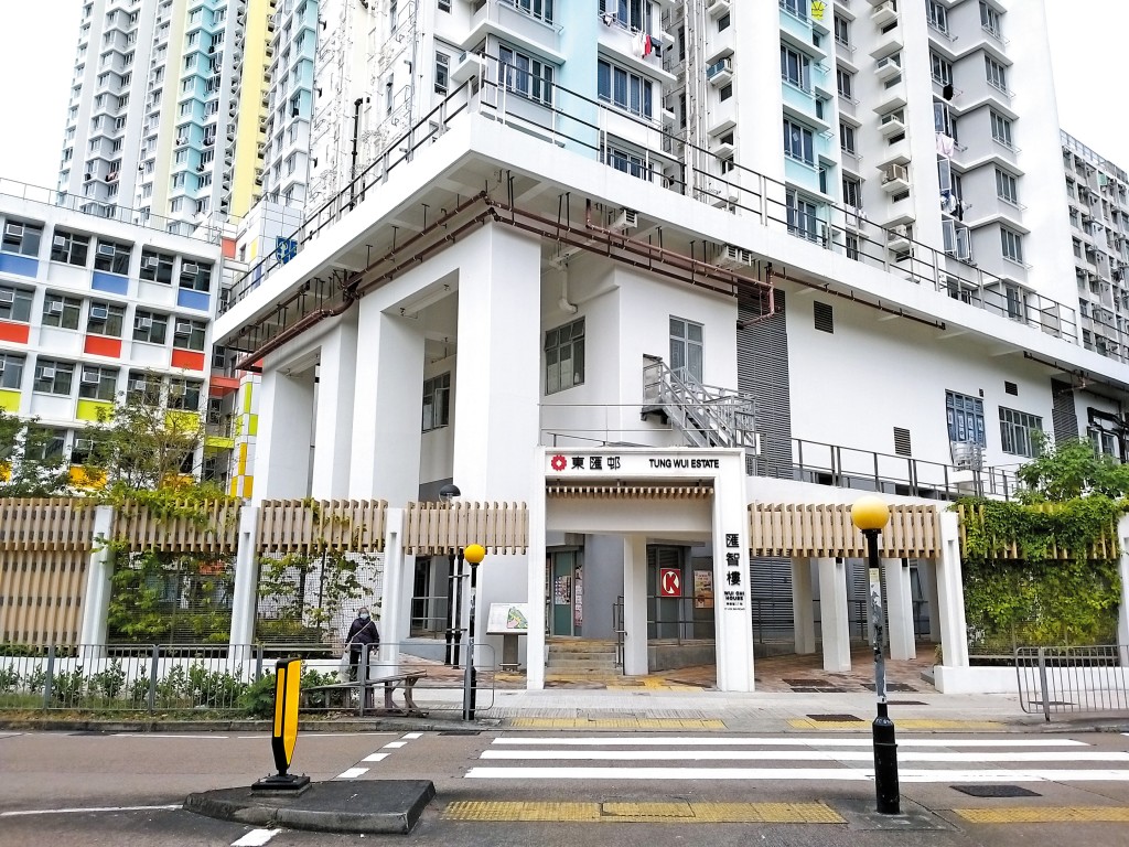 東匯邨匯心樓議辦面積僅百餘呎,比標準車位更細而乏人問津。 東匯邨匯心樓議辦面積僅百餘呎,比標準車位更細而乏人問津。