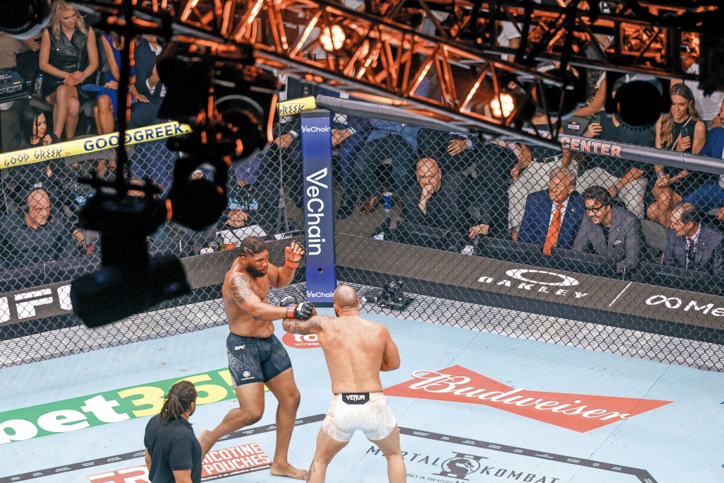 UFC的比賽曾被指是「人肉鬥雞」,但在特朗普的支持下翻身成為龐大的體育品牌之一。 UFC的比賽曾被指是「人肉鬥雞」,但在特朗普的支持下翻身成為龐大的體育品牌之一。