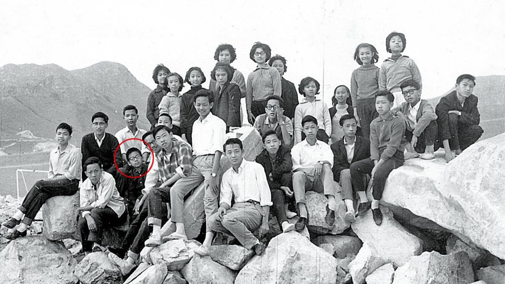 李本瀅（紅圈）在聖璐琦男女書院讀初中，文理科在中三時常不及格，至中四暑假才發力讀書，會考後轉到英皇讀預科。圖為一九六三年中二到石壁水塘旅行。