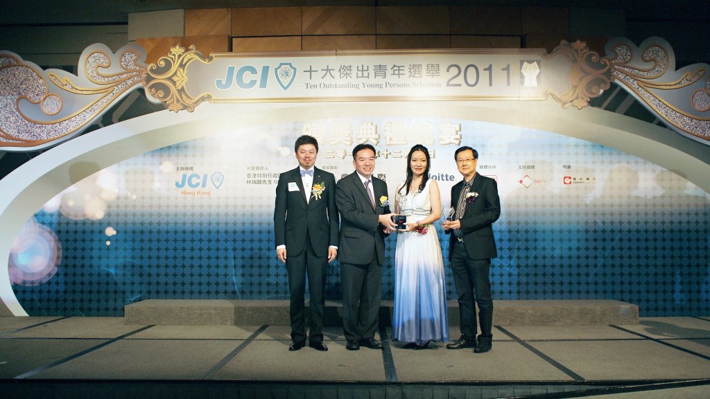 余嫿（右二）一路走來獲獎無數，在二○一一年更獲選十大傑出青年獎。