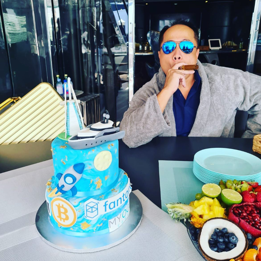 葉俊德自稱坐擁超過廿四億美元資產,經常在社交媒體炫富。 葉俊德自稱坐擁超過廿四億美元資產,經常在社交媒體炫富。