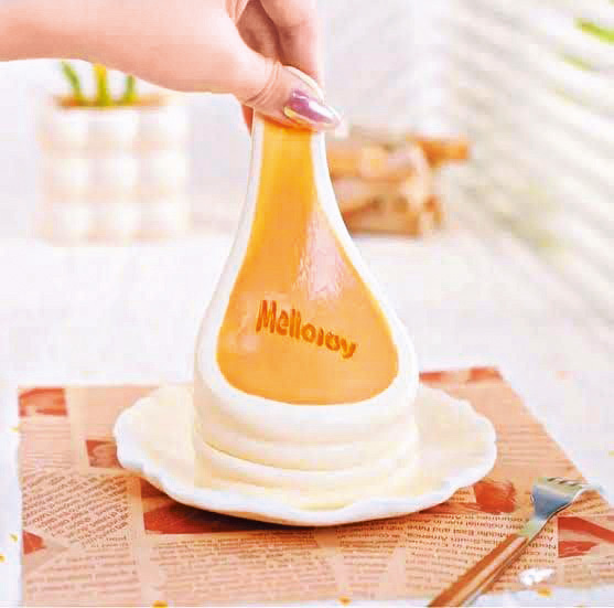 另一熱賣產品是「Mellojoy」，帶有濕軟、厚實且極具彈性的獨特手感，捏下去再復原的過程令人治癒。