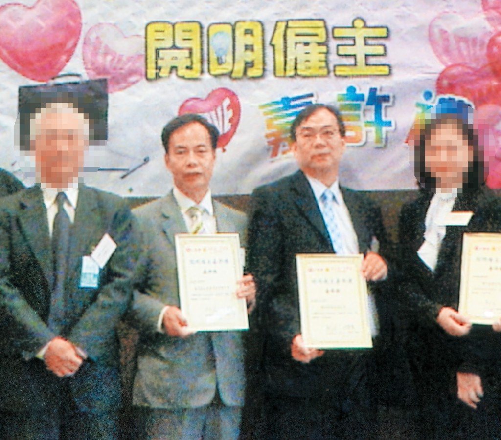 何應祥（左二）早年有份創立「港深」，近年公司業務主要由其胞弟何應財（右二）打理。