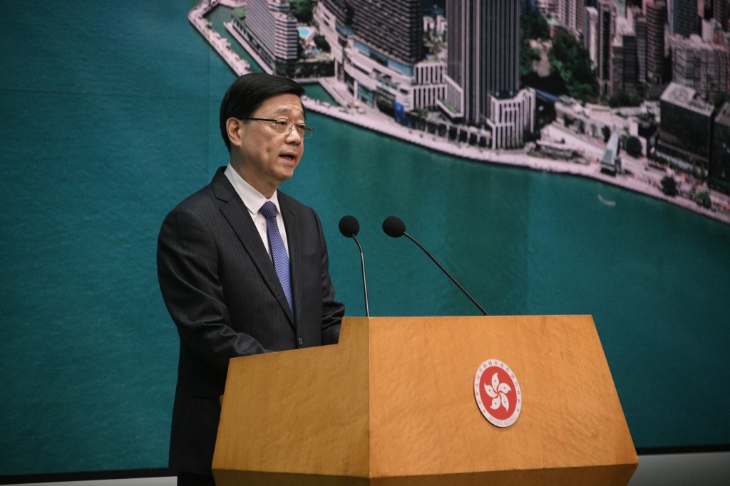 李家超行政會議前見傳媒。 李家超行政會議前見傳媒。