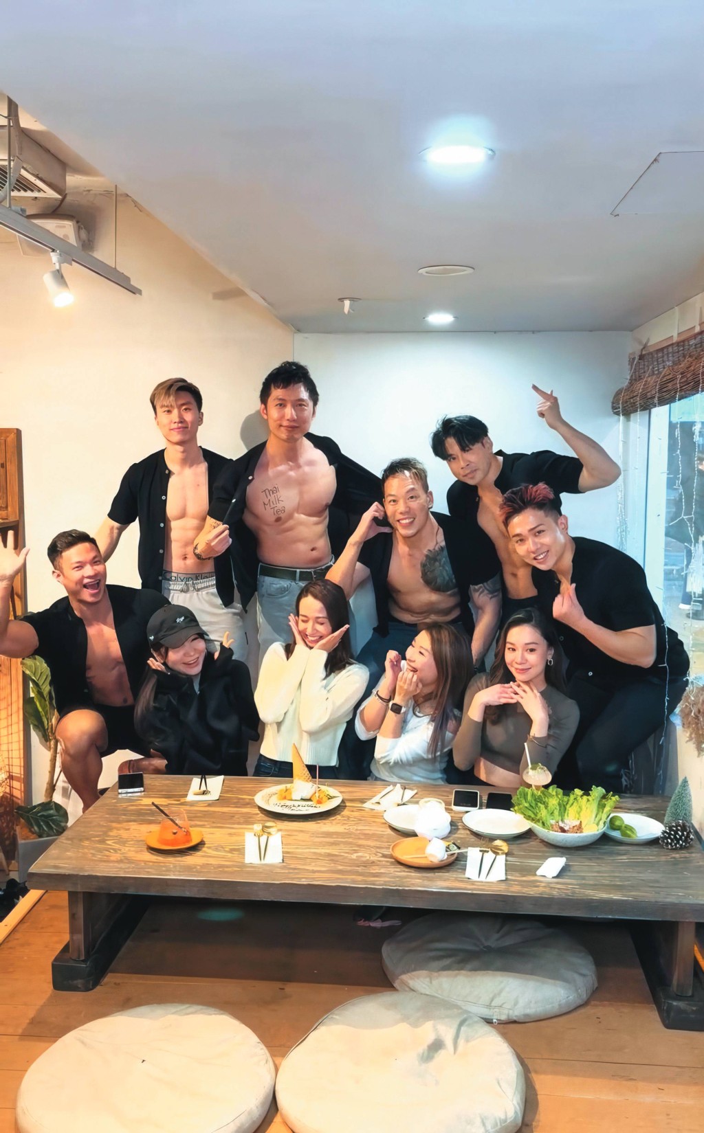 近年以小鮮肉及肌肉猛男為主題的餐廳紅遍亞洲,吸引不少女性消費者。 近年以小鮮肉及肌肉猛男為主題的餐廳紅遍亞洲,吸引不少女性消費者。