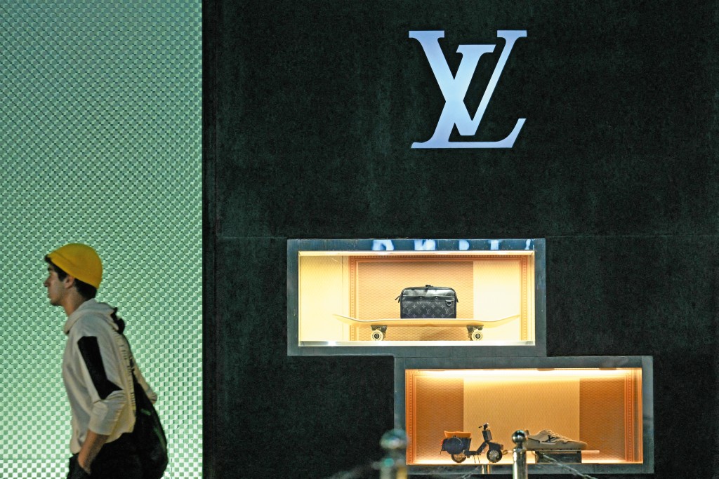 LVMH股價今年累跌近兩成四,跑輸開雲集團及愛馬仕。老闆阿爾諾直言,當前世界正面臨中東地區極為嚴峻的危機。 LVMH股價今年累跌近兩成四,跑輸開雲集團及愛馬仕。老闆阿爾諾直言,當前世界正面臨中東地區極為嚴峻的危機。