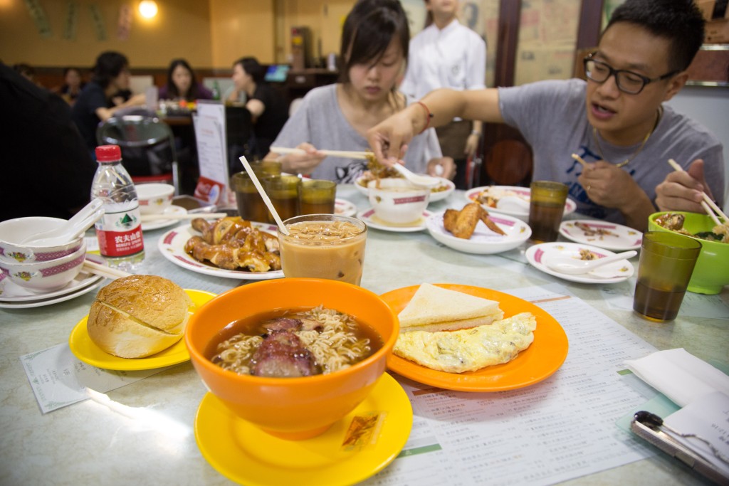 過往「港式餐飲」結合了港產片與港人生活場景,如早年港人在上海開茶餐廳,門外人龍日排夜排,對內地客有很大吸引力。 過往「港式餐飲」結合了港產片與港人生活場景,如早年港人在上海開茶餐廳,門外人龍日排夜排,對內地客有很大吸引力。
