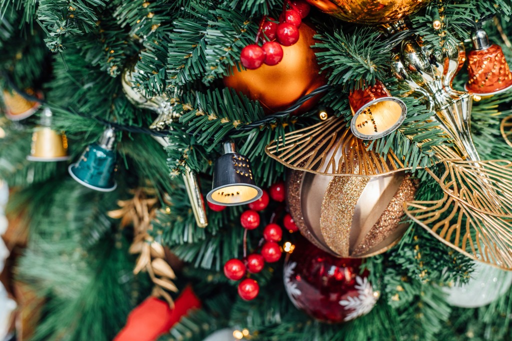 今年，450名義工將4萬粒咖啡粉囊升級再造成聖誕燈飾，在節慶當中同時為市集增添環保元素。