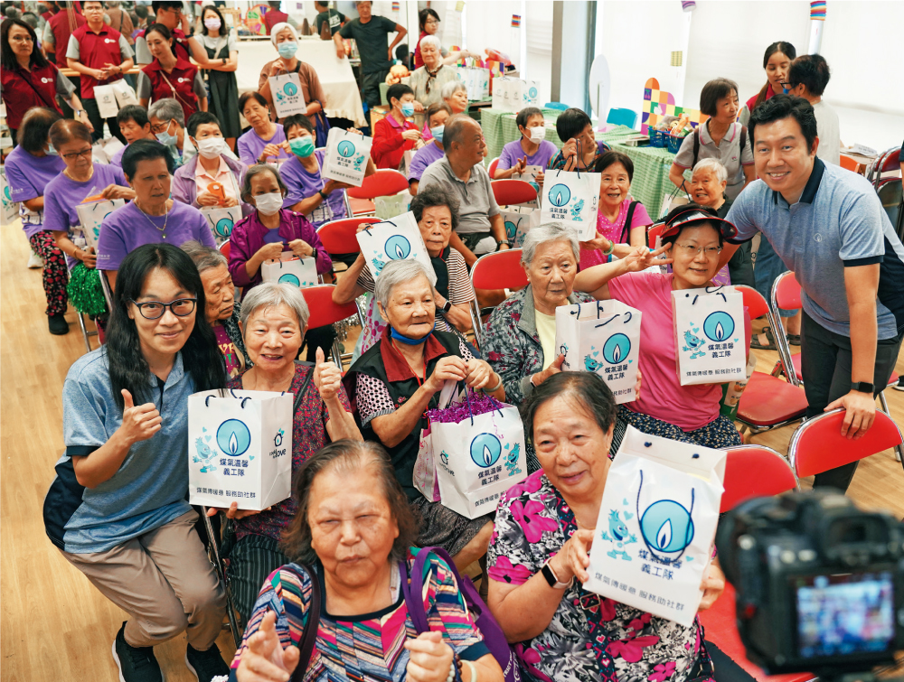 煤氣温馨義工隊送上精心準備的中秋福袋,長者收到後均笑逐顏開。 煤氣温馨義工隊送上精心準備的中秋福袋,長者收到後均笑逐顏開。