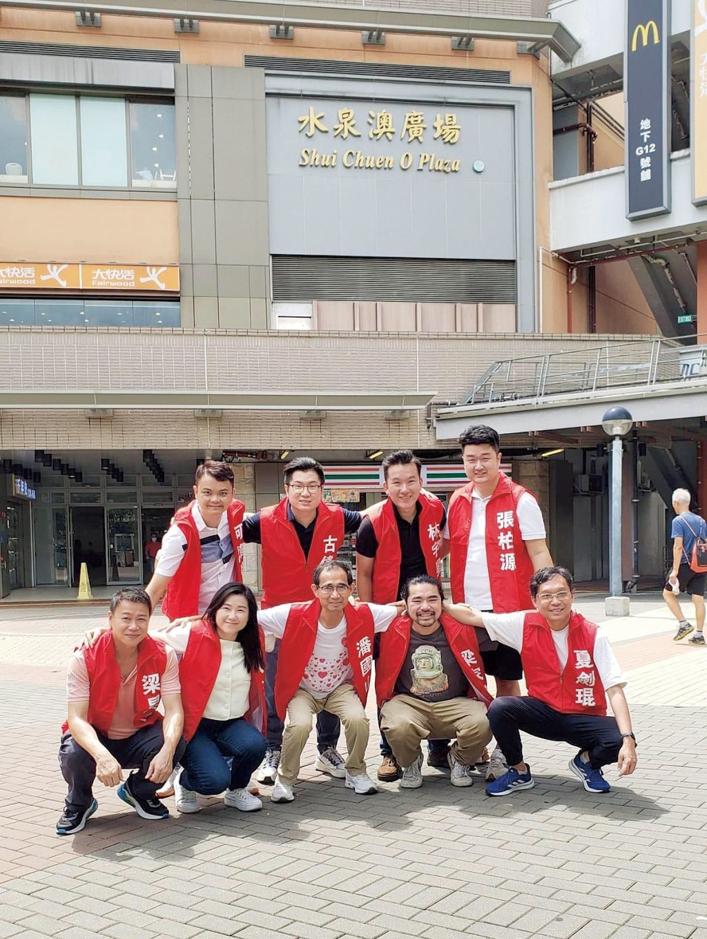 屬沙田南的水泉澳選區,建制派統一穿上紅色背心。 屬沙田南的水泉澳選區,建制派統一穿上紅色背心。