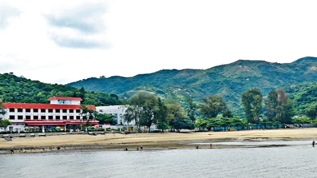 男子於銀礦灣泳灘嬉水後，全身濕透摘野莓誤碰燈柱觸電亡