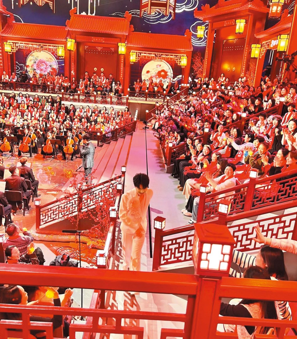 觀眾可看歌手周深與鋼琴家郎朗在遼寧衛視春晚上的合作，還能在直播中搶奪專屬紅包。