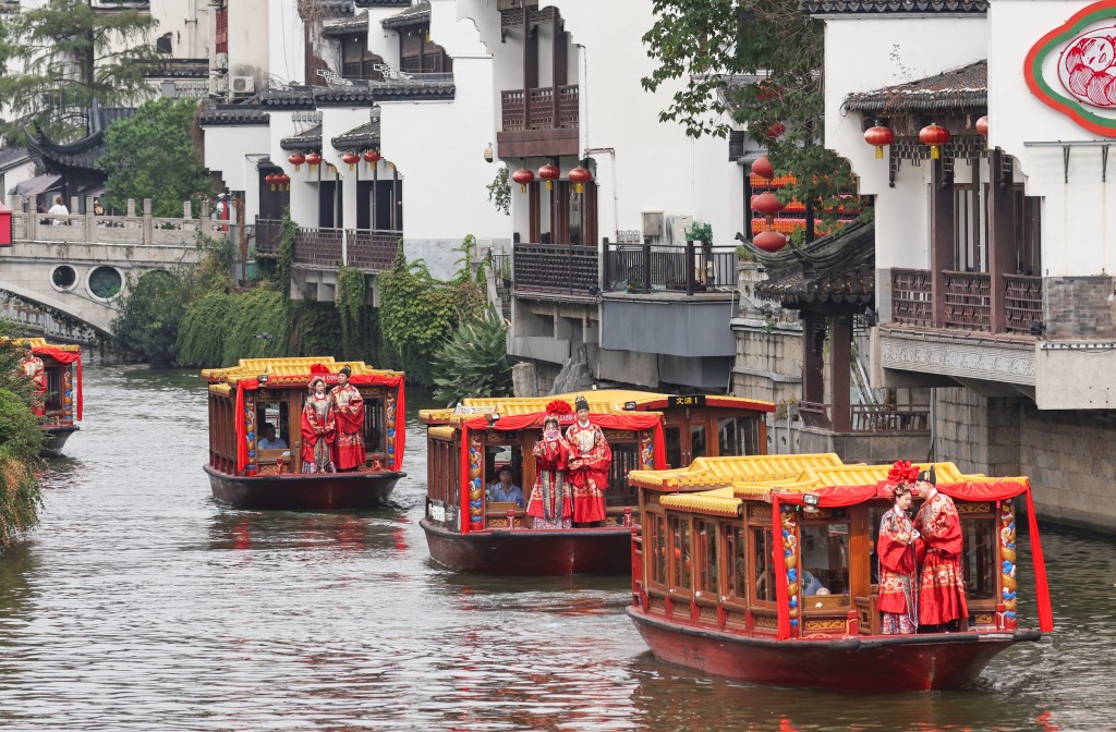 南京市秦淮河配上河畔古色建築，在船上舉行傳統婚禮甚具特色。