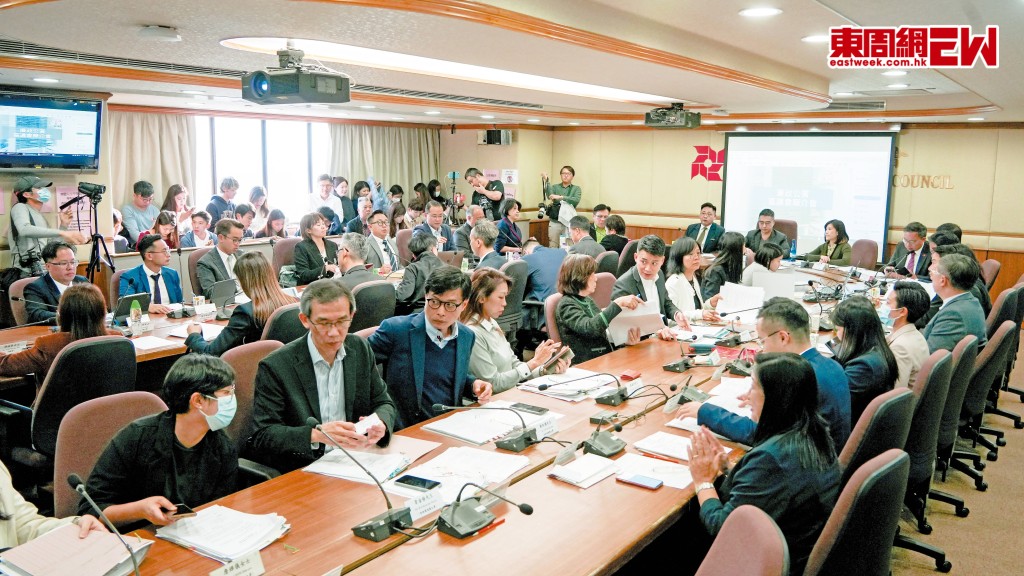區議會主動協調會議時間，讓雙料議員不用立法會及區議會兩邊走。