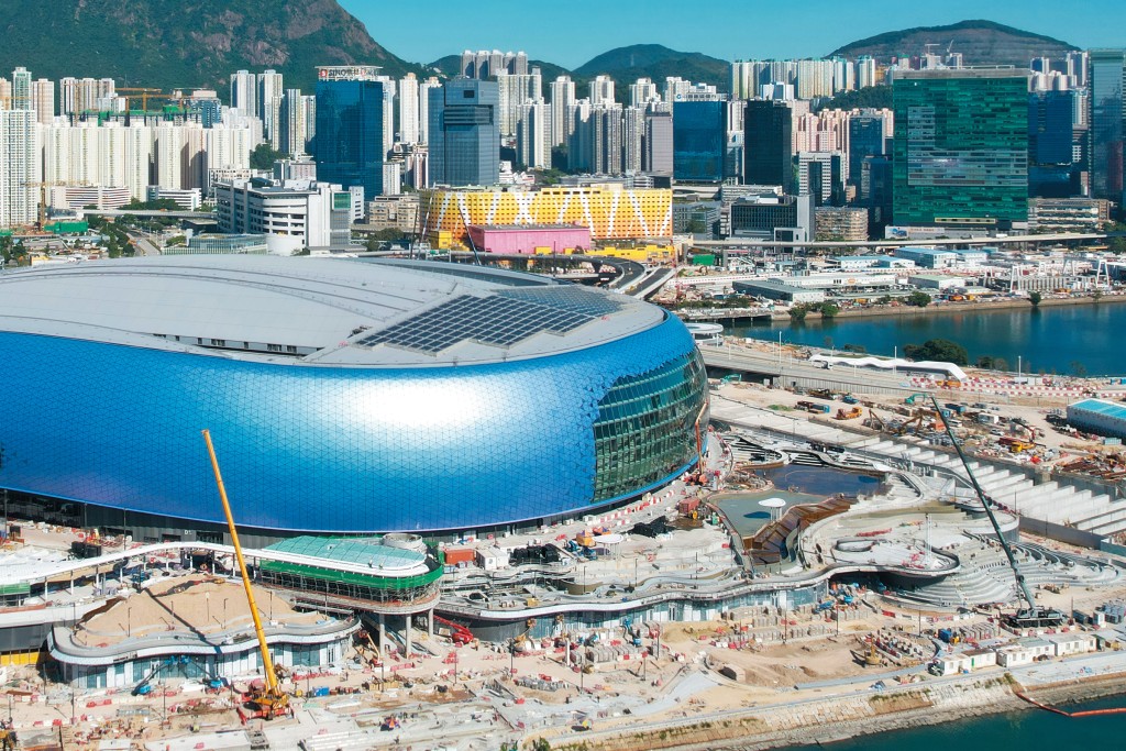 工程於一九年開始,主場館的開合式上蓋是建築特色之一。 工程於一九年開始,主場館的開合式上蓋是建築特色之一。