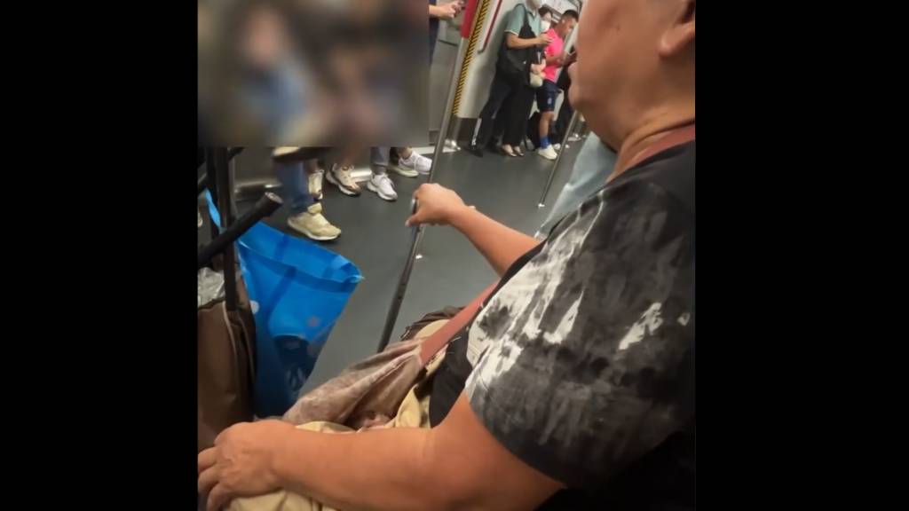 有同車乘客看不過眼,出聲批評婆婆倚老賣老。 有同車乘客看不過眼,出聲批評婆婆倚老賣老。