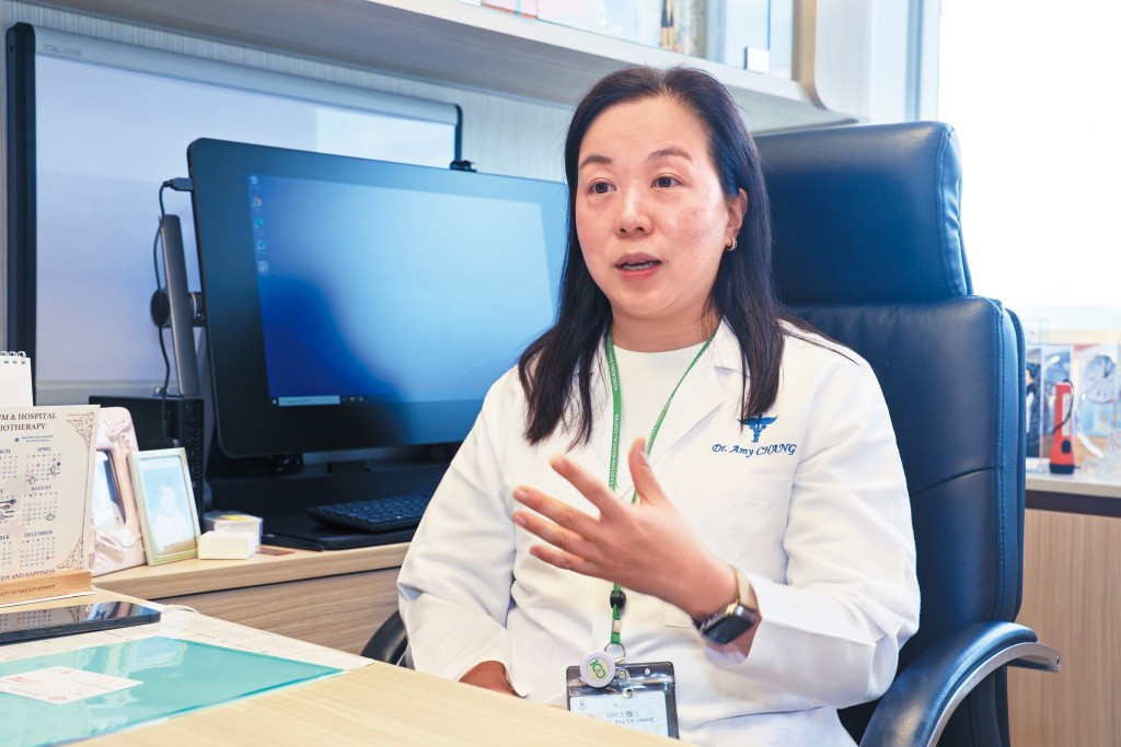 養和東區癌症中心臨床腫瘤科專科醫生張天怡,是「第二專家意見計劃」專家團隊成員之一,為病友提供專業治療意見。 養和東區癌症中心臨床腫瘤科專科醫生張天怡,是「第二專家意見計劃」專家團隊成員之一,為病友提供專業治療意見。