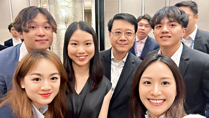 李家超與青年代表會面，寄語他們要成為「Hong Kong Team」一部分。