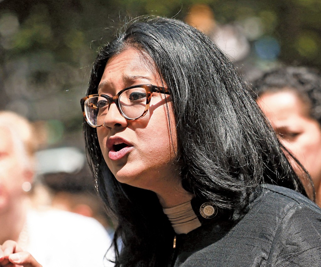 市議員Shahana Hanif指狗糞是公共衞生隱患，會傳播細菌。