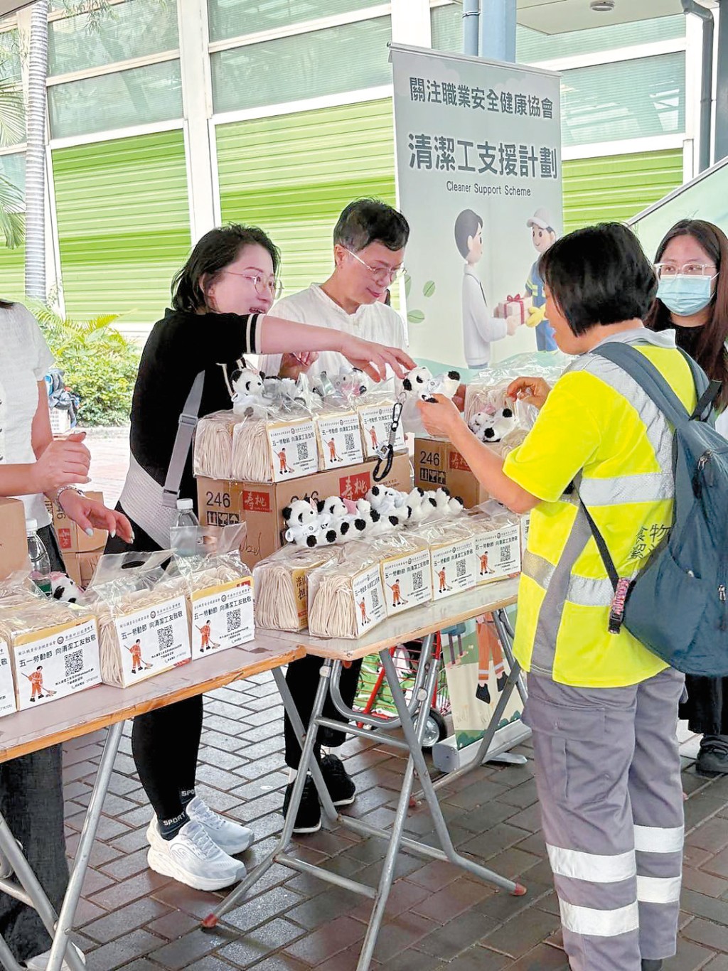 勞聯與關注職業安全健康協會的義工近日向清潔工派送物資包。