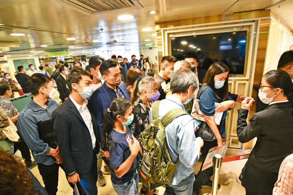 九建旗下的海茵莊園,當年開售時人潮洶湧,吸引大批年輕人及投資客捧場。 九建旗下的海茵莊園,當年開售時人潮洶湧,吸引大批年輕人及投資客捧場。