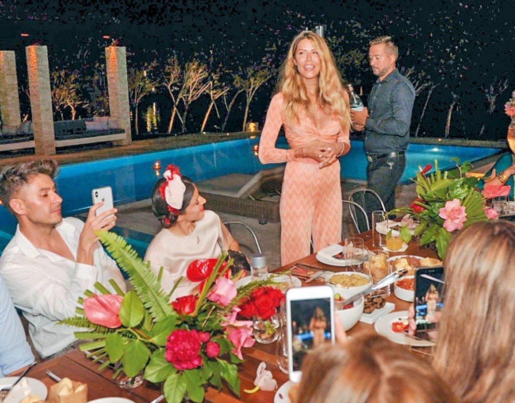 沃卡羅曾為女友瑪莎（右二）舉辦盛大派對，並以私人飛機接送賓客。