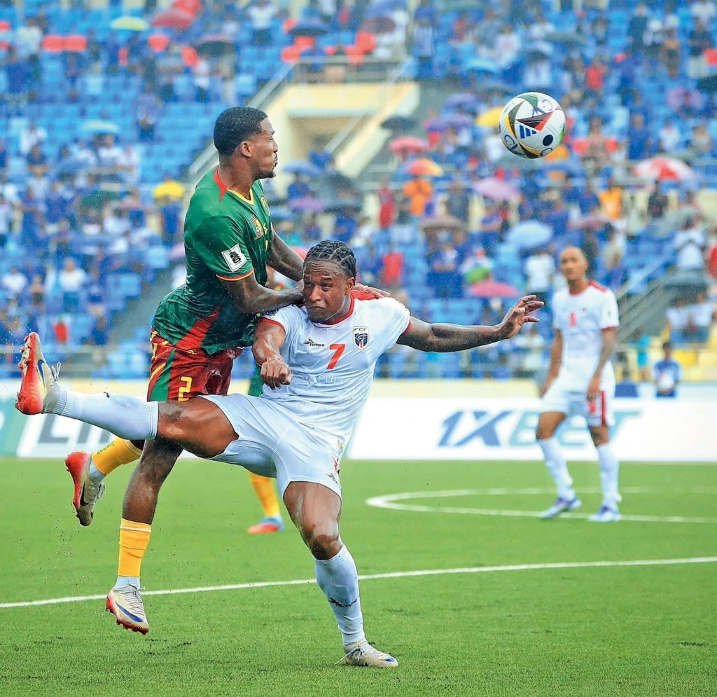 佛德角球員（白衣）面對強隊喀麥隆 （綠衣）打出水準，贏對方一比○。