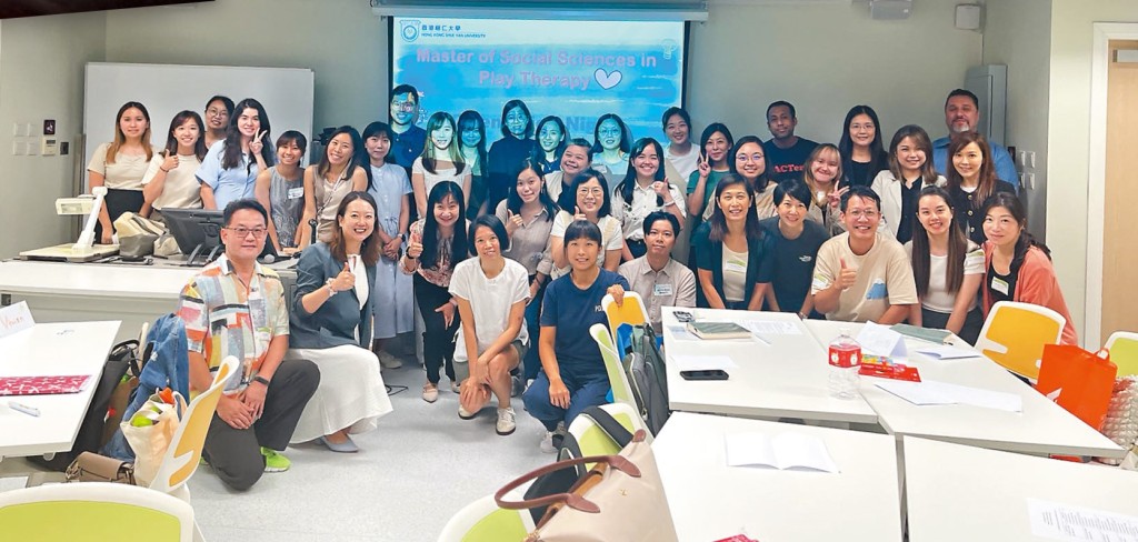 張艷 （前排左二） 於樹仁大學任教SEN專題教師培訓課程，幫助教師面對SEN學生的同時，亦能照顧自己身心需要。