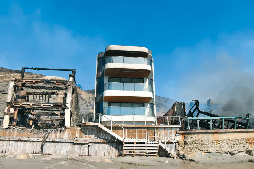 加州馬里布「海岸第一排」的豪宅幾乎都付諸一炬，但唯獨有一幢豪宅絲無損，被外界形容為「奇蹟之屋」。