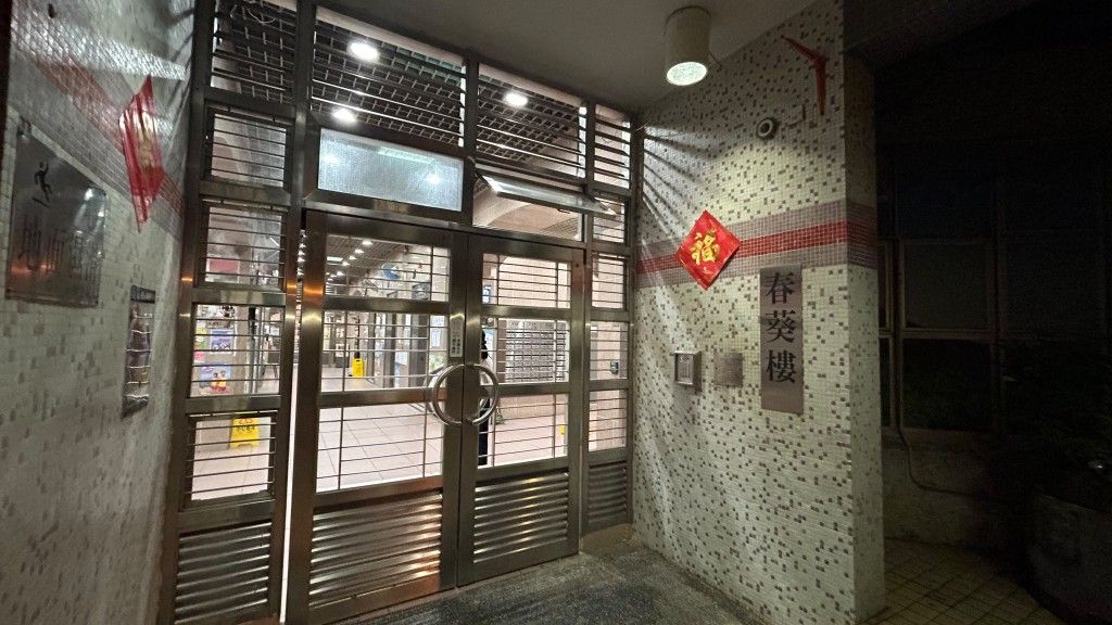葵涌邨八旬男墮樓亡,六旬妻子伏屍屋內。 葵涌邨八旬男墮樓亡,六旬妻子伏屍屋內。