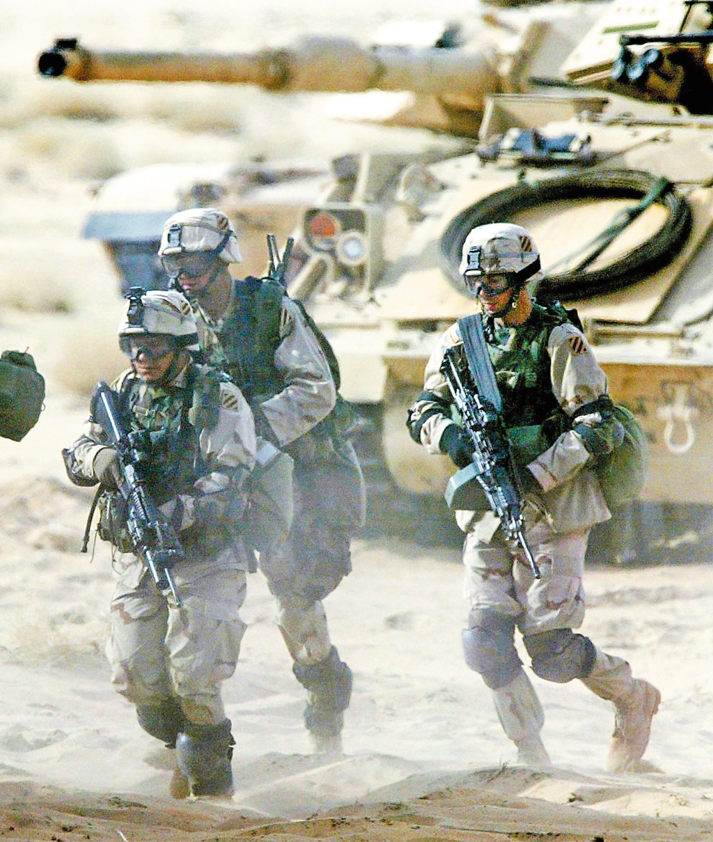 美國陸軍現將新兵入伍的最高年齡大幅放寬至四十二歲。 美國陸軍現將新兵入伍的最高年齡大幅放寬至四十二歲。