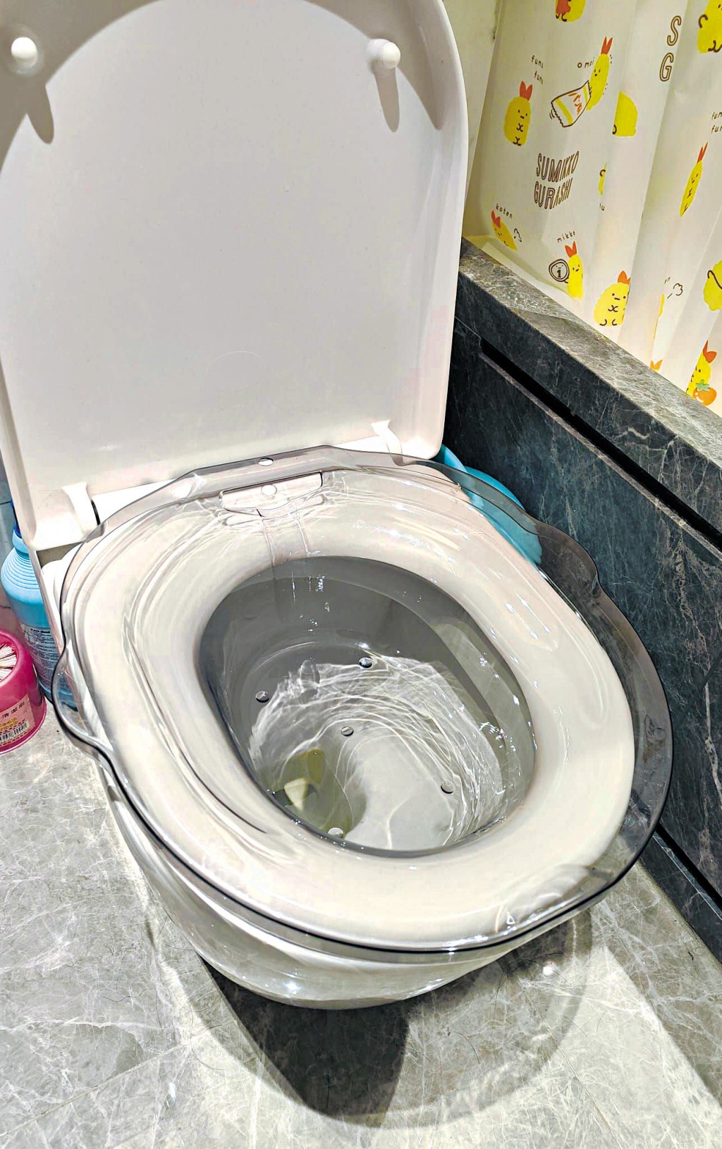 孕婦作動時,其家人會為大床舖上防水床單,及在廁板套上防水即棄廁板墊。(照片由被訪者提供) 孕婦作動時,其家人會為大床舖上防水床單,及在廁板套上防水即棄廁板墊。(照片由被訪者提供)