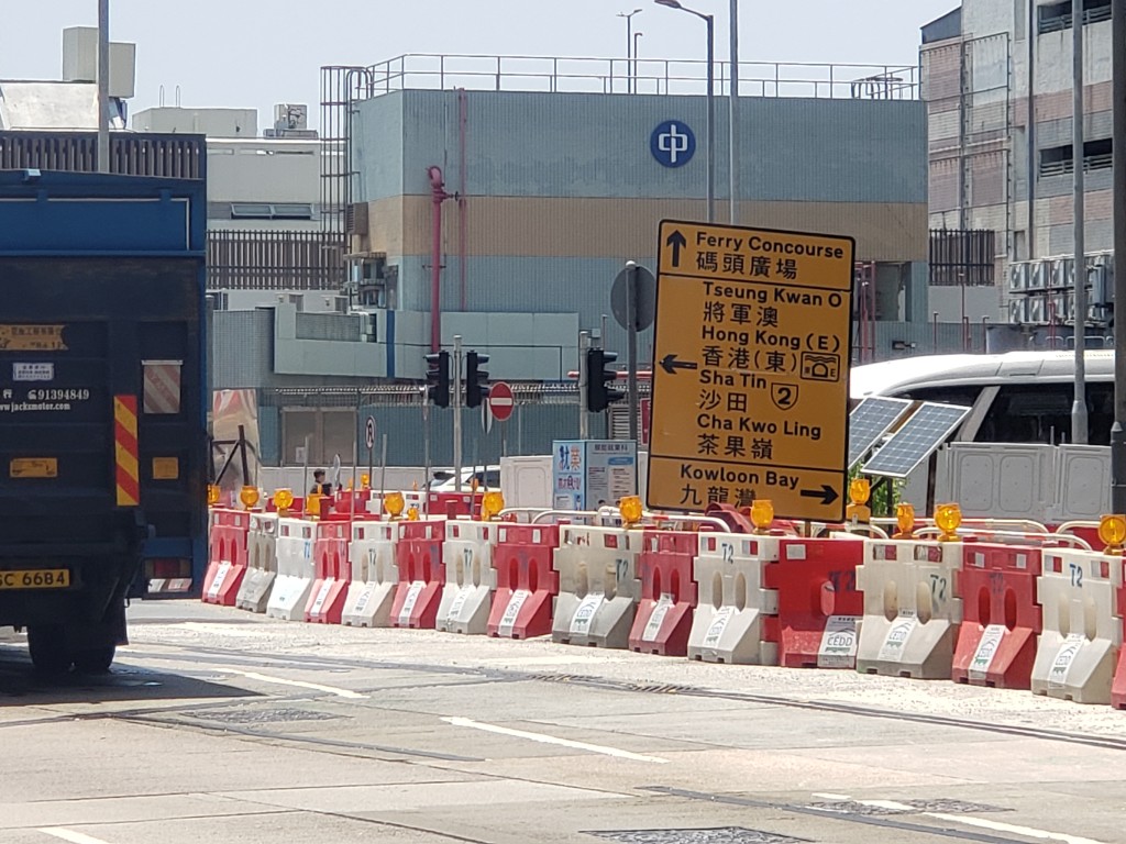 運輸署在十字路口位置增設路牌指示 運輸署在十字路口位置增設路牌指示
