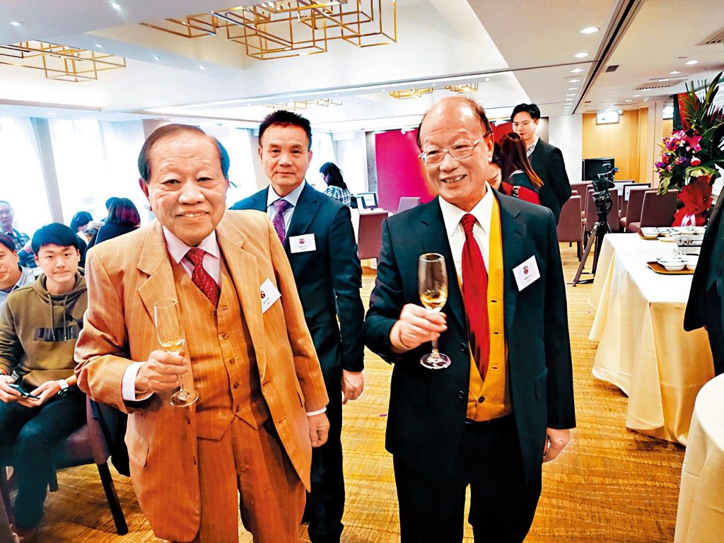 馬亞木（前左）於二○一八年踩過界開立粵菜館「八公館」，吸引不少名人幫襯。