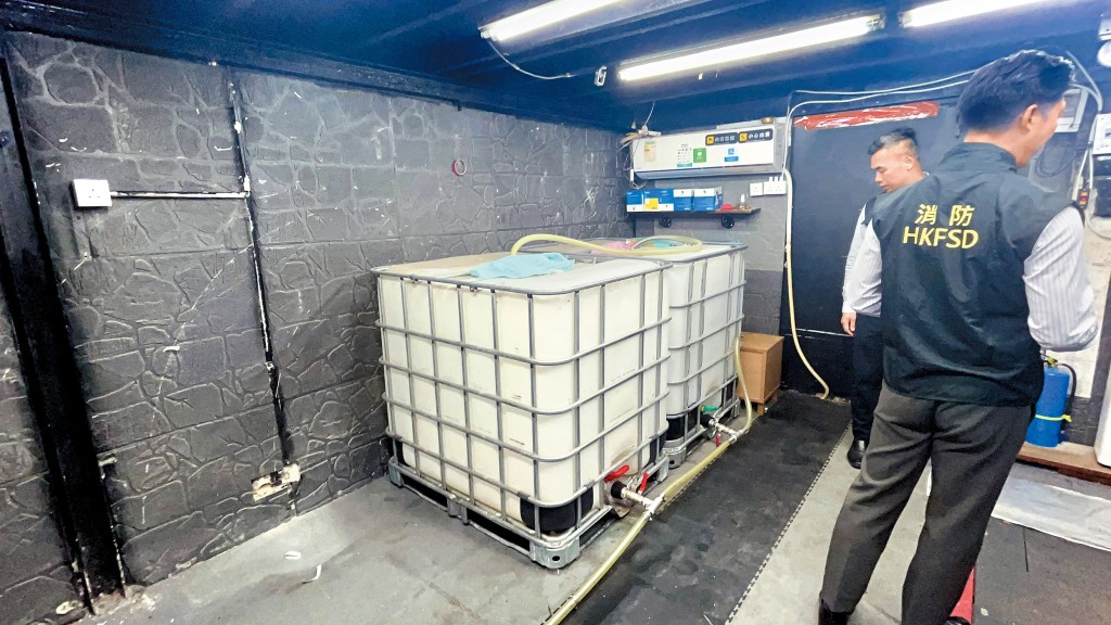 消防處根據警方轉介，早前在土瓜灣道益豐大廈D座一個地舖，搗破一個非法加油站，檢獲油缸、油槍及油喉等專業工具，發現約八百五十公升汽油。