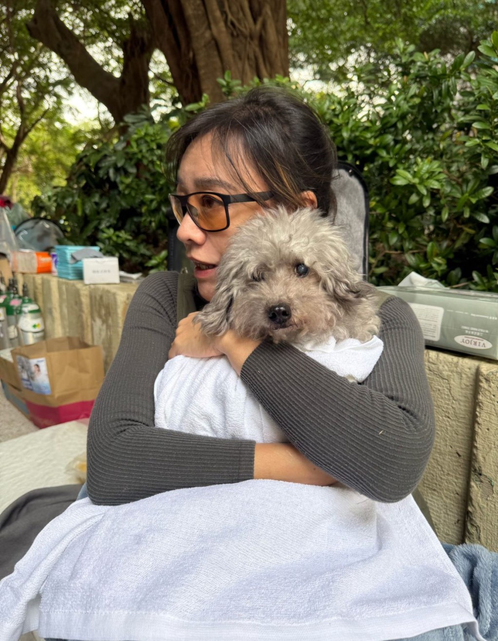 寵主接到通知到現場，見到郭秀雲緊緊抱着愛犬安撫。