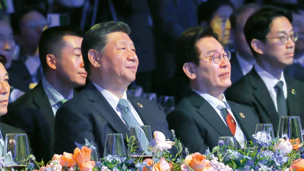 十月底，中國國家主席習近平與韓國總統李在明在亞太經合組織（APEC）峰會晚宴觀看表演。