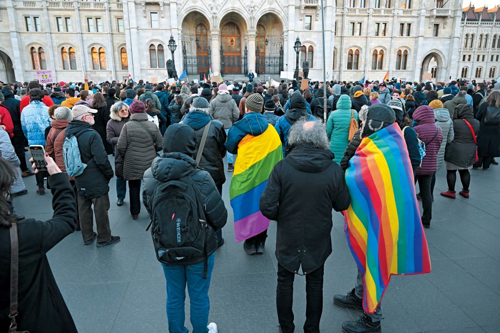新法例下跨性別象徵的彩虹旗也不能出現，執法者更可以利用AI技術進行人臉識別追蹤，嚴重侵犯權。