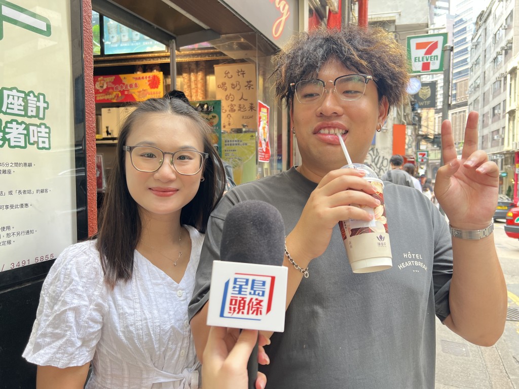 鄭小姐專程帶朋友楊先生來體驗舊式推點心車文化。 鄭小姐專程帶朋友楊先生來體驗舊式推點心車文化。