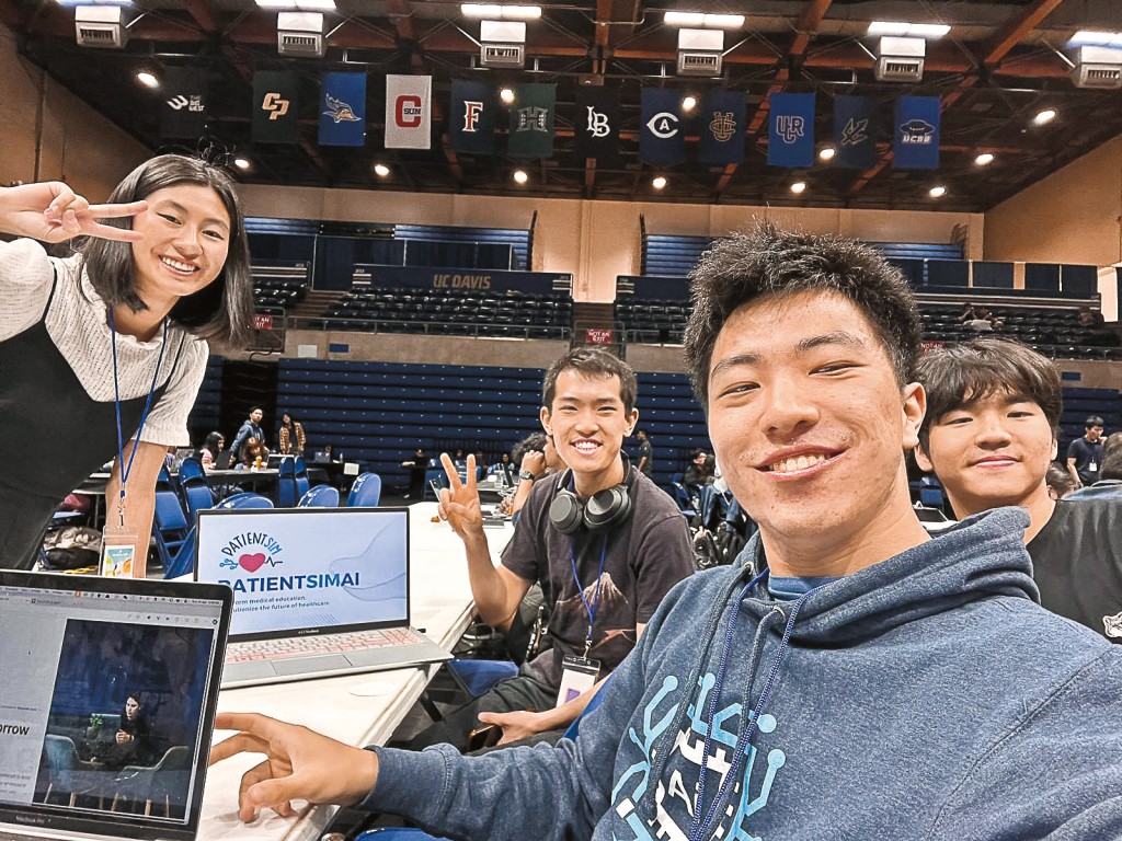 於德悅（前排）於大三及大四兩年間，密集地參加了超過三十場黑客松比賽。