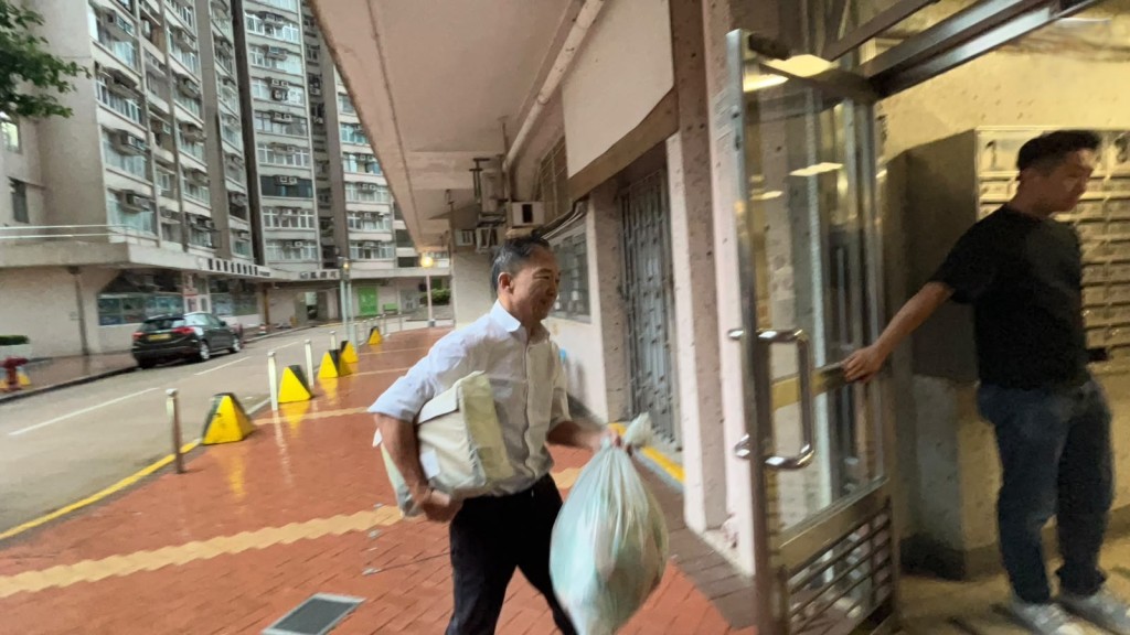 「35+」顛覆案 | 胡志偉今晨刑滿出獄 警方車輛送返住所